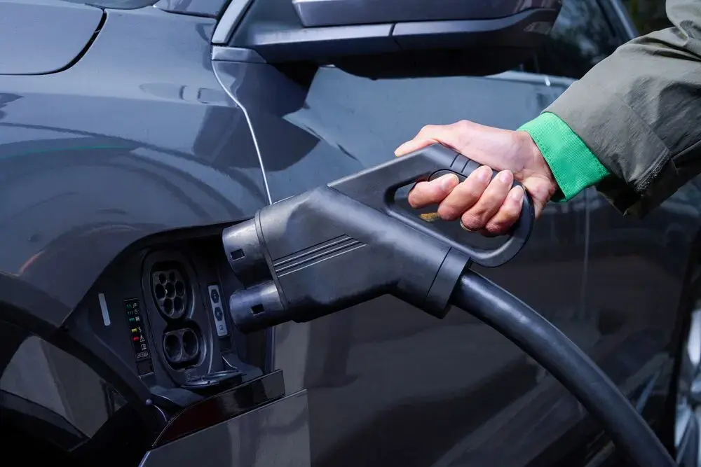 Wallbox elektromos autó fali töltő otthoni töltéshez, 11 kW–22 kW teljesítménnyel, type 2 töltőkábellel felszerelve.