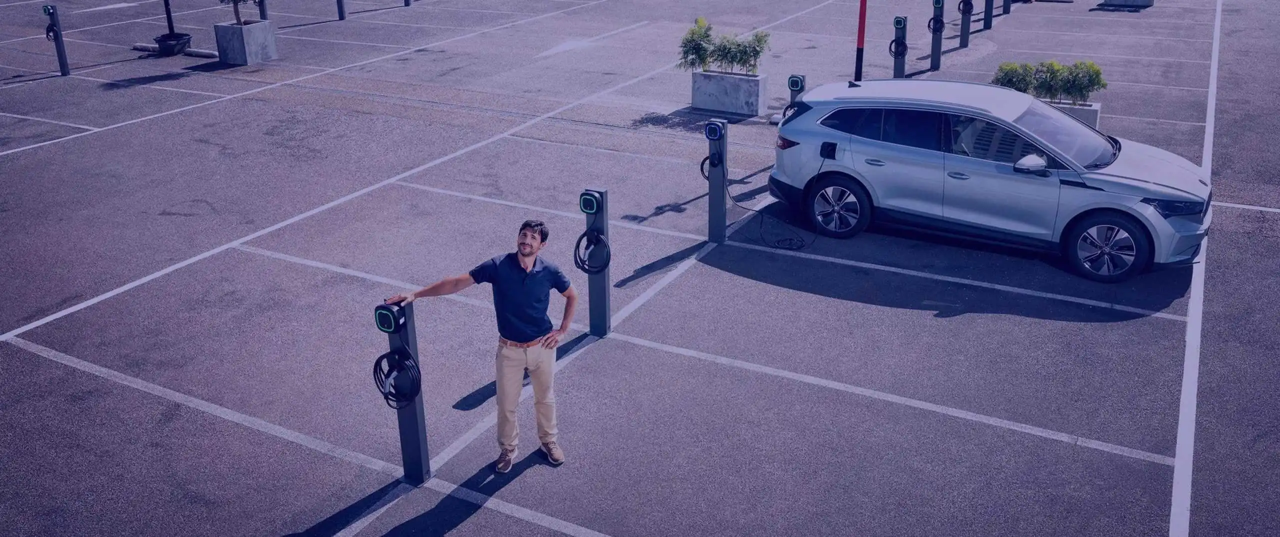 Elektromos autó töltőállomás hálózat több töltővel, amely lehetővé teszi több elektromos autó egyidejű töltését 22 kW és 11kw teljesítményű töltők segítségével, kényelmes és egyszerű megoldás elektromos járművek számára