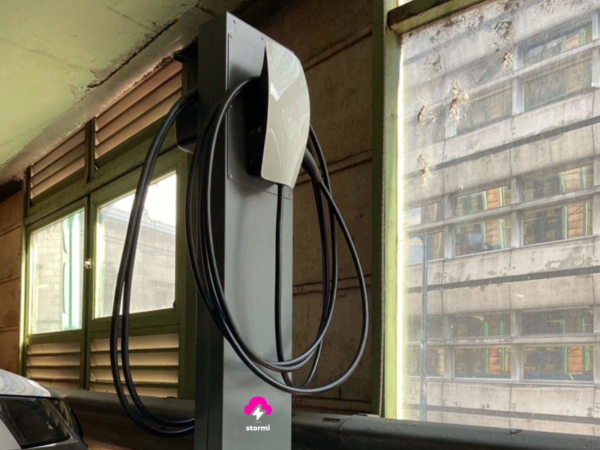 Elektromos autó töltőállomás fedett környezetben, type 2 csatlakozóval és nagy teljesítményű töltővel, amely ideális megoldás elektromos autók töltésére otthon vagy zárt parkoló esetén