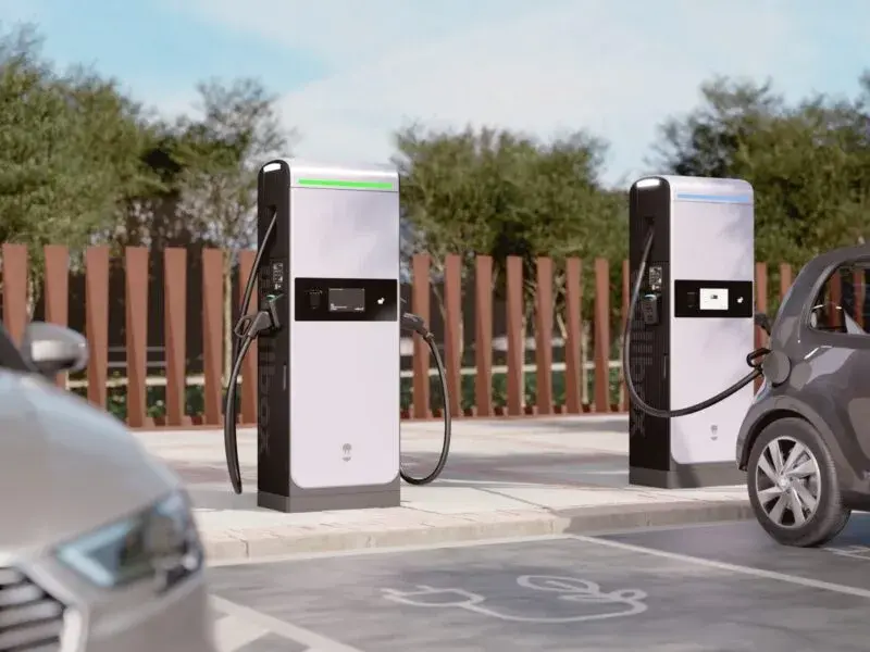 Publikus elektromos autó töltőállomás parkolóban, fizetős töltőpont kWh alapú töltéshez, professzionális telepítéssel.