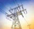 Nagyfeszültségű villamosenergia-hálózat távvezetékekkel naplementében – mennyibe kerül 1 kWh áram 2026-ban, lakossági és piaci áramárak
