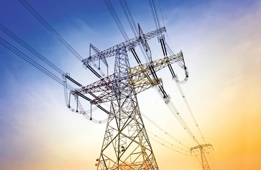 Nagyfeszültségű villamosenergia-hálózat távvezetékekkel naplementében – mennyibe kerül 1 kWh áram 2026-ban, lakossági és piaci áramárak